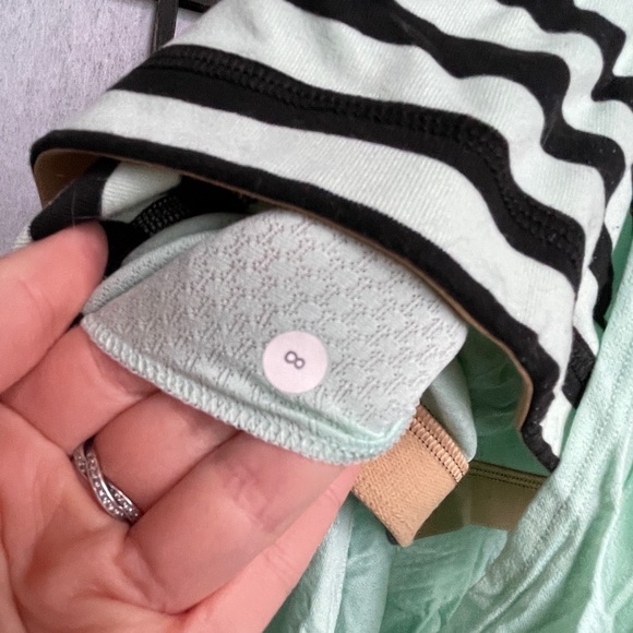 Lululemon tank with built in Bra sz: 8 - Picture 4 of 4
